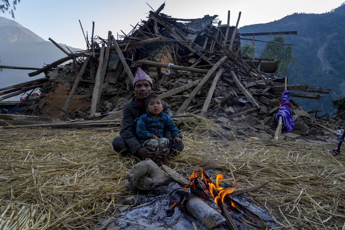 nepali-villagers-cremate-loved-ones-who-perished-in-earthquake-that