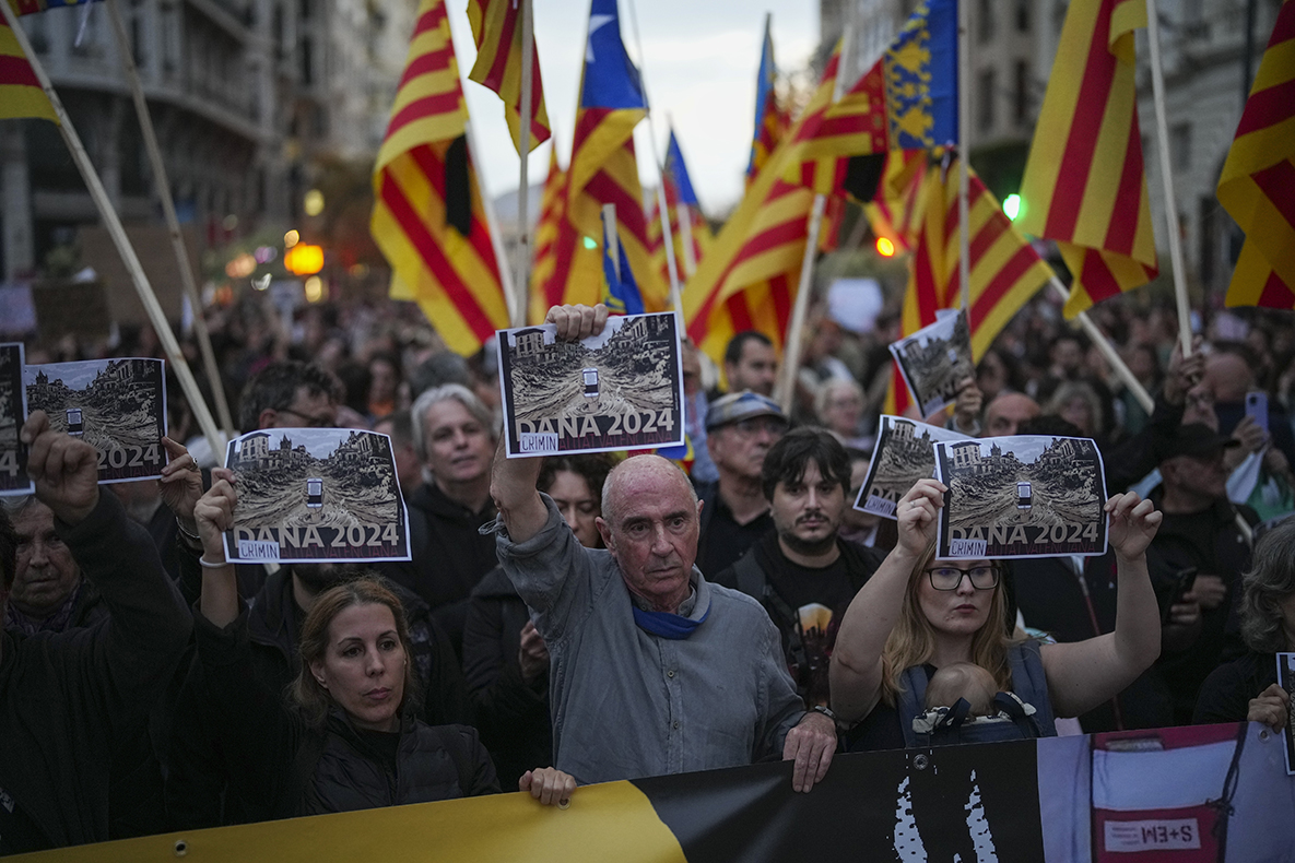 Valencia march demands right-wing regional president resign <b>over</b>.