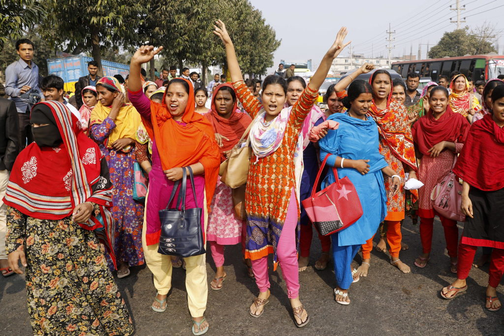 garment-workers-continue-6th-day-of-strike-action-in-bangladesh