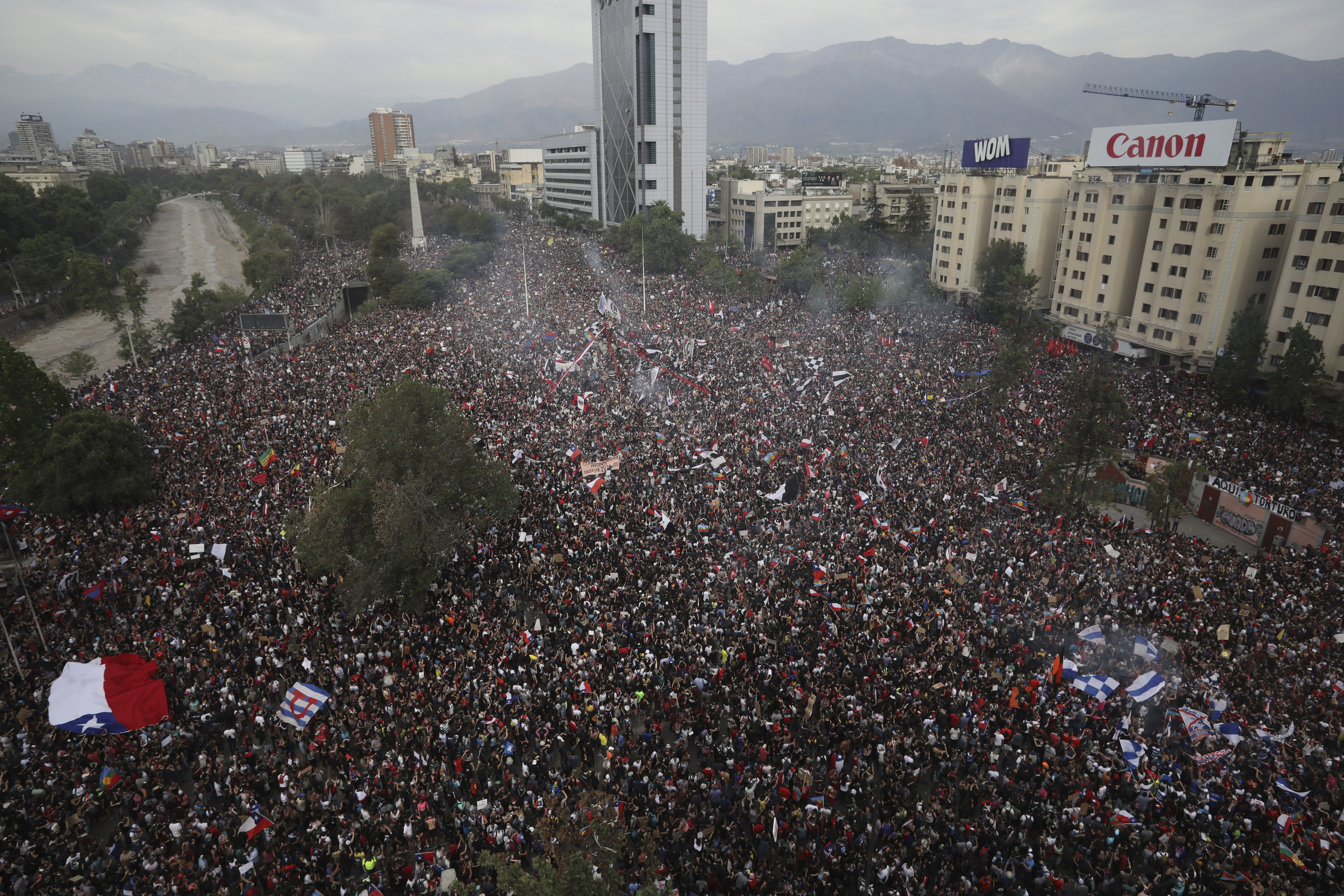 Сотни тысяч людей. Митинг в Сантьяго Чили. Митинг миллион человек. Миллион человек в одном месте.