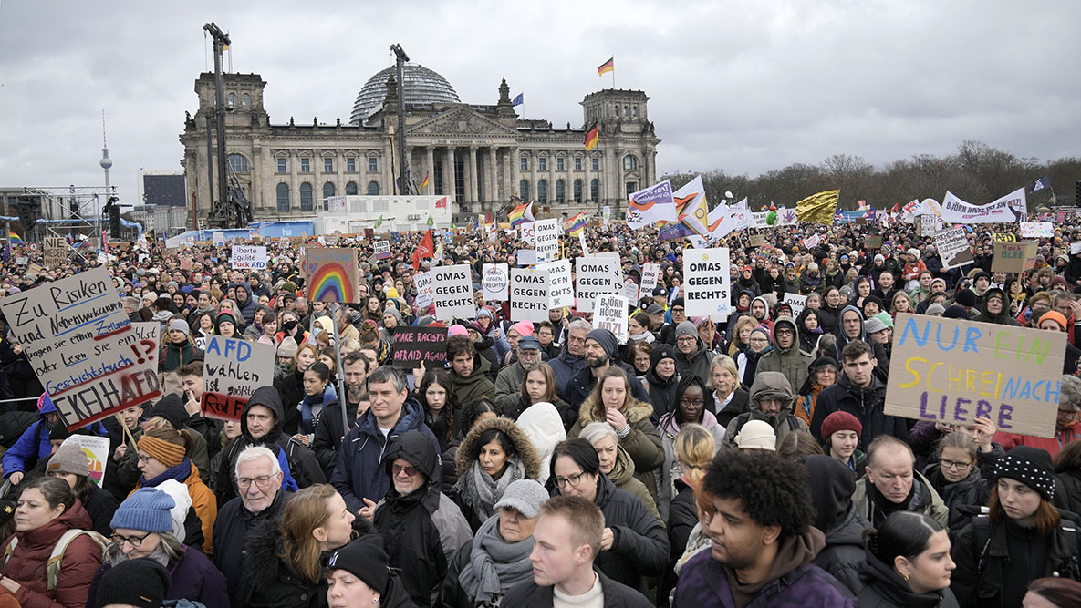 In ganz Deutschland dauern die Massenproteste gegen die extreme Rechte an