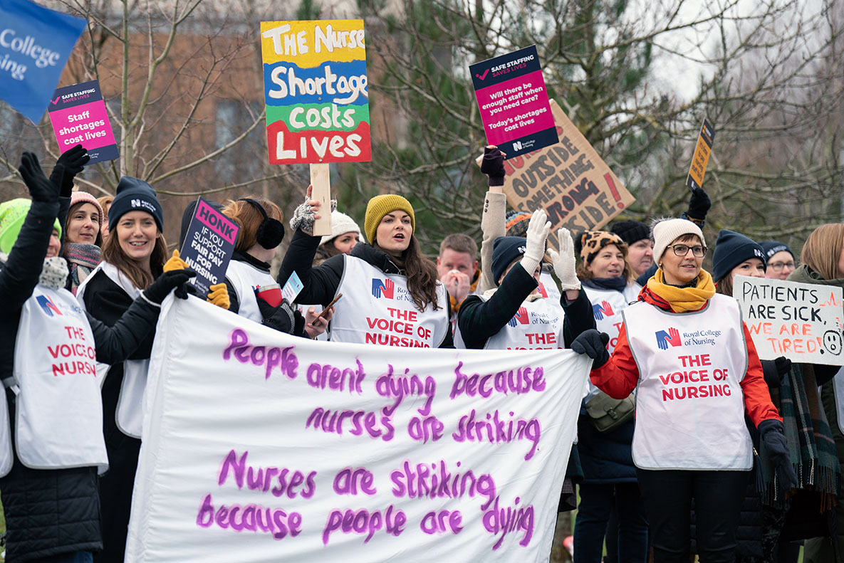 Nurses get huge public support on the picket as they stage second wave