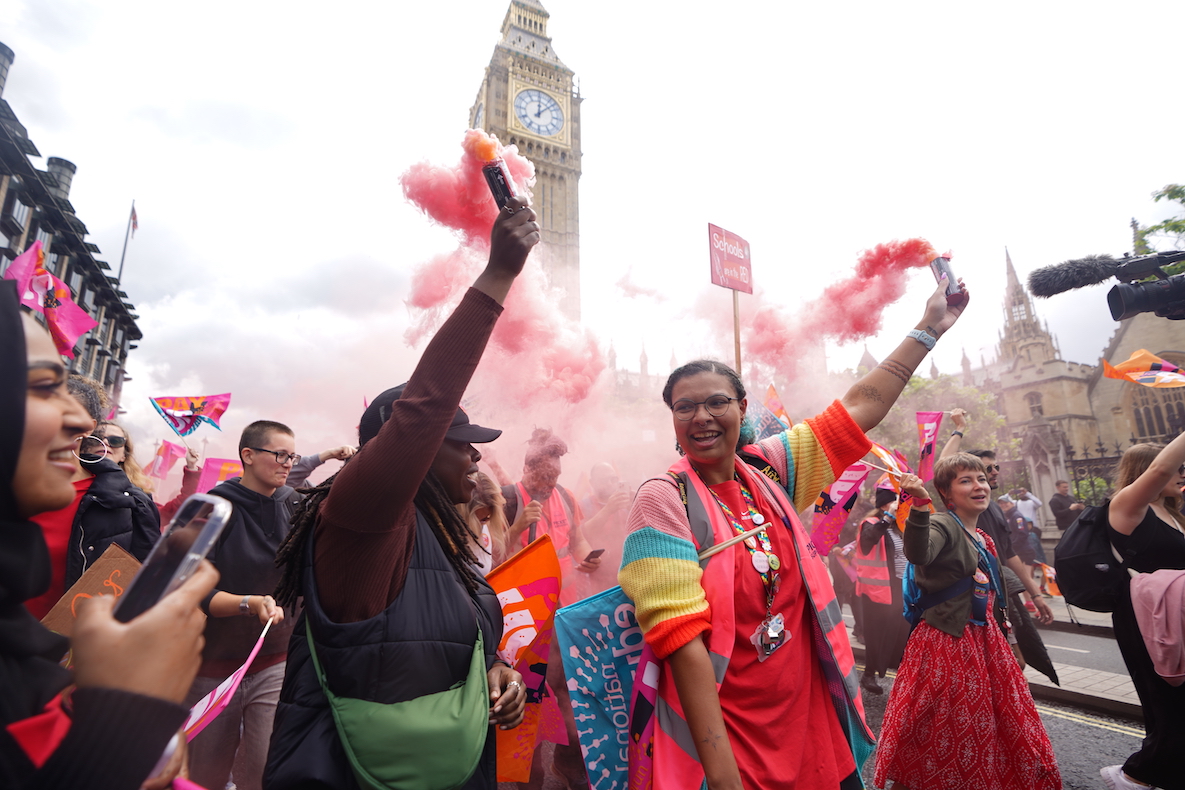 teachers-in-england-strike-over-f-grade-pay-trendradars-uk