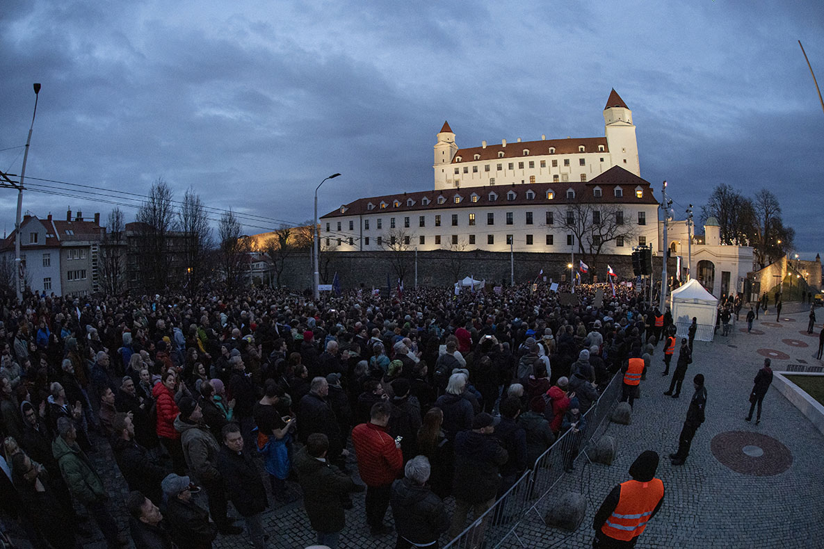Proti plánom zmeniť spôsob riešenia korupčných káuz demonštrujú na Slovensku tisíce ľudí