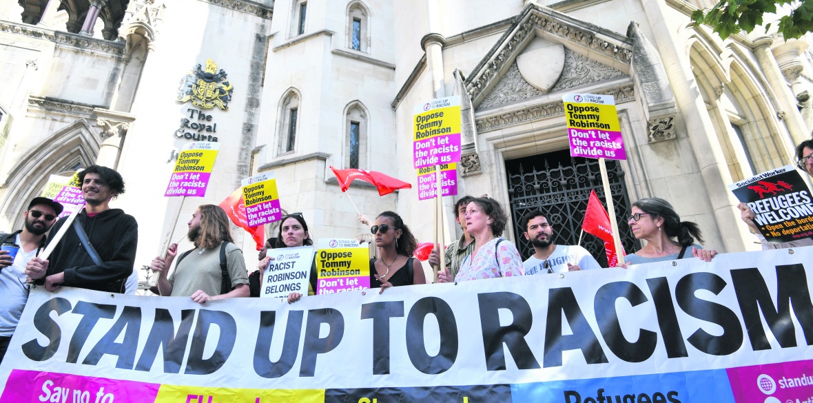 London demonstrators against neofascist 'Tommy Robinson'