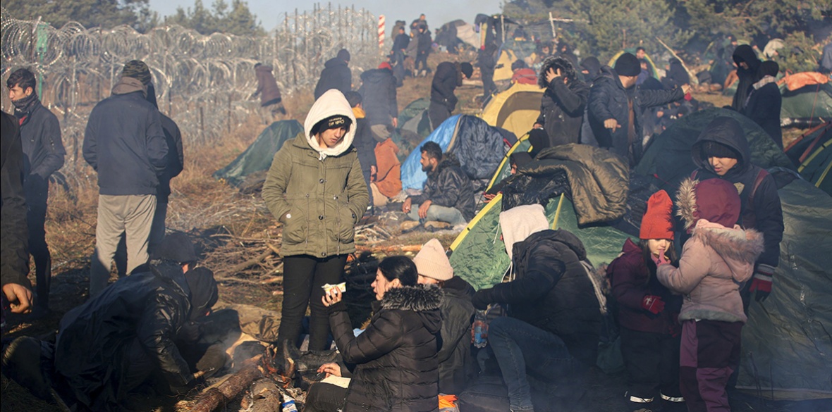 Polish riot police deployed against migrants at EU border | Morning Star