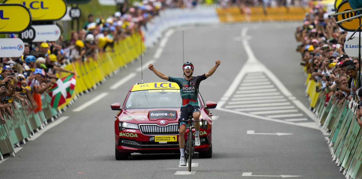 Jai Hindley takes yellow jersey with victory in fifth stage of