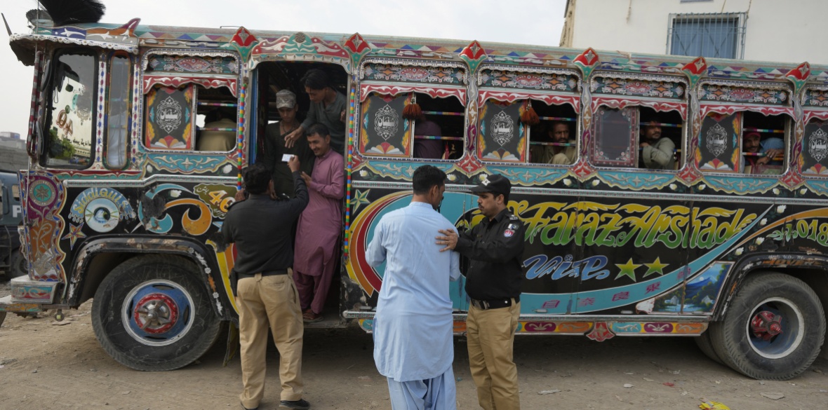 Pakistani Police Arresting Afghan Women And Children As Part Of Migrant ...