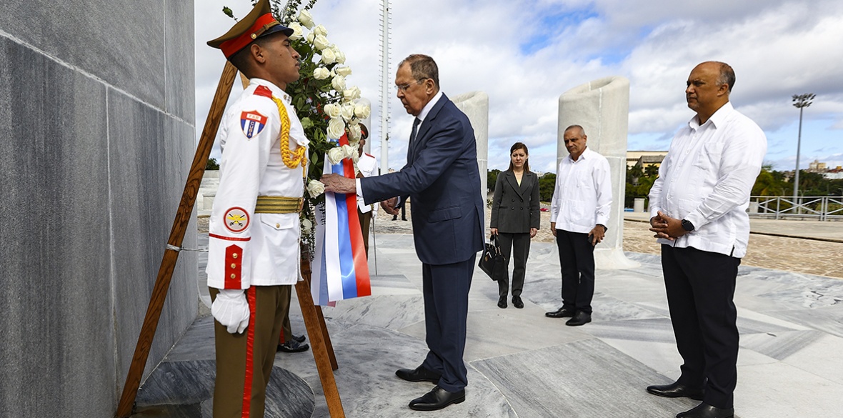 Der russische Außenminister Sergej Lawrow (Mitte) legt einen Kranz am Jose-Marti-Denkmal in Havanna, Kuba, nieder, 19. Februar 2024 | Bildquelle: Morning Star © Na | Bilder sind in der Regel urheberrechtlich geschützt