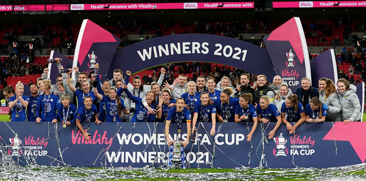 Sam Kerr chips Chelsea to WSL summit