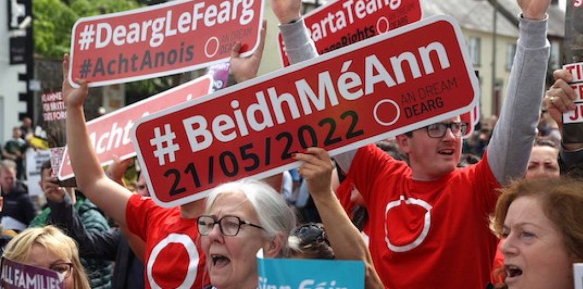 northern-ireland-belfast-a-sea-of-red-as-tens-of-thousands-take-to