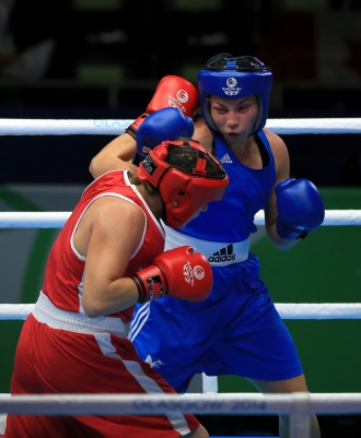 Lauren Price (in blue) competing in the Commonwealth Games