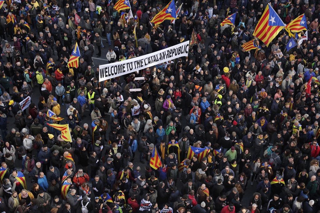 Police Clash With Catalan Separatists At Huge Protest In Barcelona ...