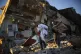 Residentes remove their belongings from their destroyed hous