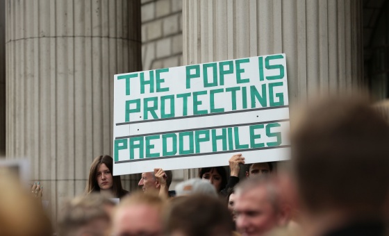 Irish anti-paedophile protesters greet Pope Francis with anger